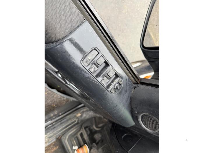 Usados Interruptor de ventanilla eléctrica Landrover Freelander II 2.2 td4 16V Precio € 39,99 Norma de margen ofrecido por A-team Automotive