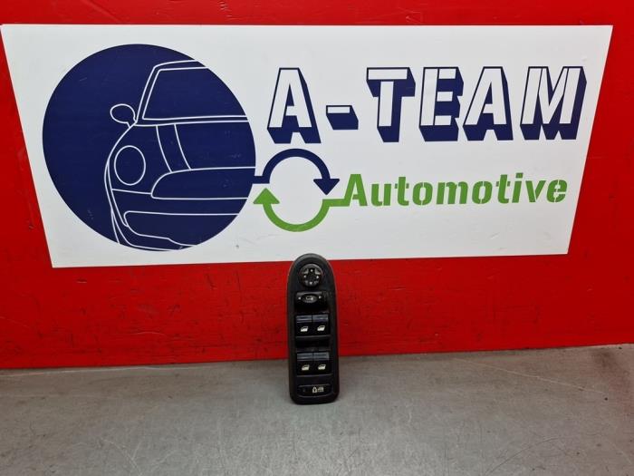 Usados Interruptor de ventanilla eléctrica Peugeot 308 (4A/C) 1.6 VTI 16V Precio € 35,00 Norma de margen ofrecido por A-Team Automotive