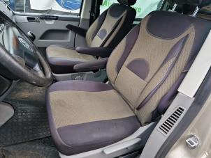 Używane Fotel lewy Volkswagen Transporter T5 2.5 TDi Cena € 499,99 Procedura marży oferowane przez A-Team Automotive