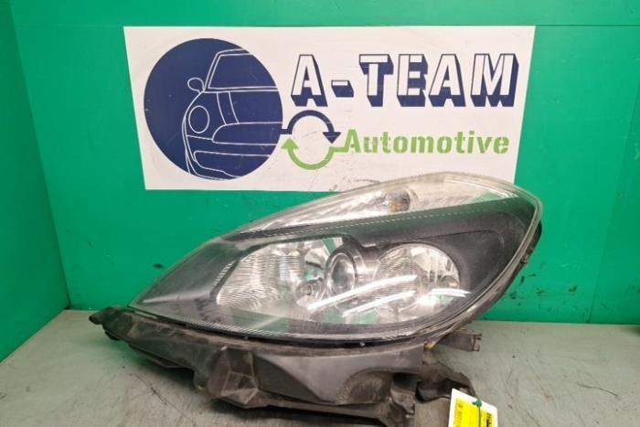 Używane Reflektor lewy Renault Clio III (BR/CR) 1.4 16V Cena € 99,99 Procedura marży oferowane przez A-team Automotive