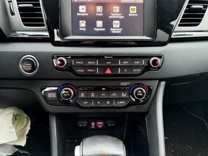 Używane Panel climatronic Kia Niro I (DE) 1.6 GDI Hybrid Cena € 149,99 Procedura marży oferowane przez A-team Automotive