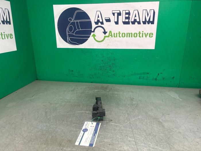 Usados Motor de ventanilla de puerta Volkswagen Golf IV (1J1) 1.6 16V Precio € 39,99 Norma de margen ofrecido por A-team Automotive