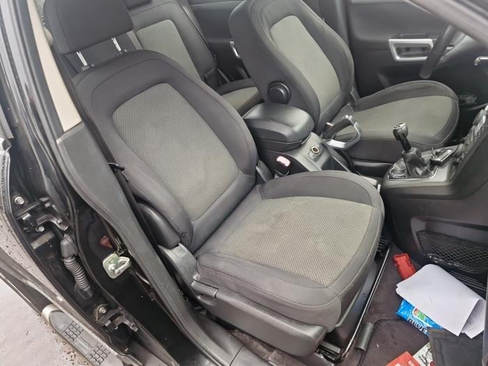 Używane Fotel prawy Opel Antara (LA6) 2.4 16V 4x4 Cena € 99,99 Procedura marży oferowane przez A-Team Automotive