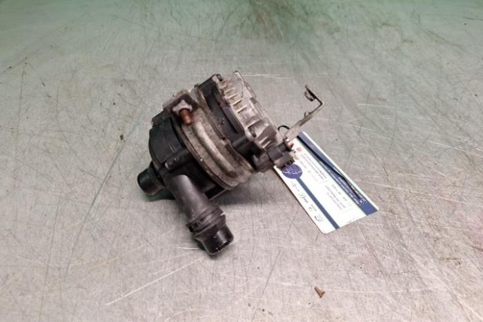 Vattenpump från en Mercedes-Benz C Estate (S205) C-400 3.0 V6 Turbo 4-Matic 2016