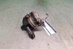 Vattenpump från en Mercedes-Benz C Estate (S205) C-400 3.0 V6 Turbo 4-Matic 2016