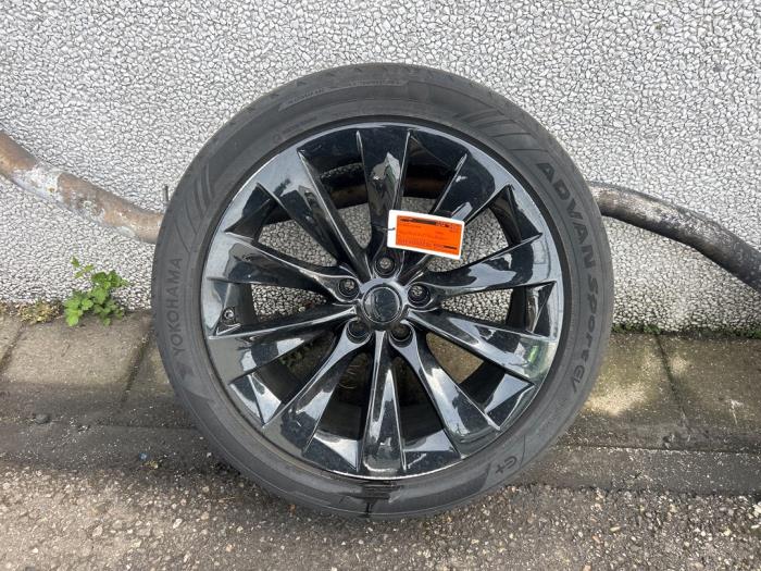 Używane Obrecz + Opona Tesla Model X 100X Cena € 499,99 Procedura marży oferowane przez A-team Automotive