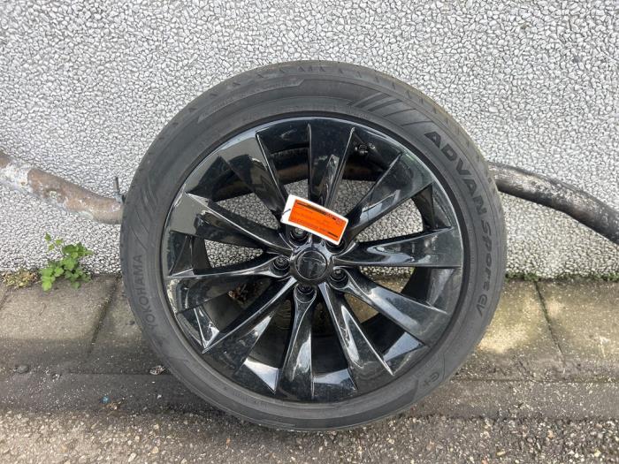 Używane Obrecz + Opona Tesla Model X 100X Cena € 499,99 Procedura marży oferowane przez A-team Automotive