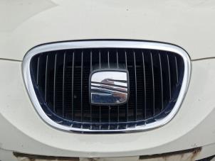 Używane Grill Seat Leon (1P1) 1.4 TSI 16V Cena € 49,99 Procedura marży oferowane przez A-Team Automotive