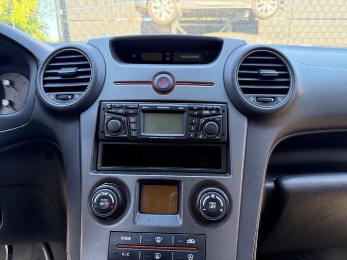 Używane Panel climatronic Kia Carens III (FG) 2.0i CVVT 16V Cena na żądanie oferowane przez A-team Automotive