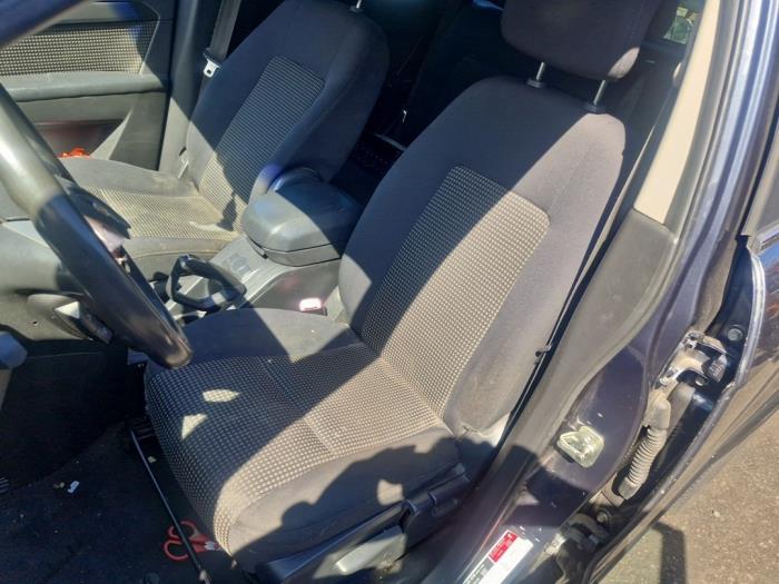 Używane Fotel lewy Chevrolet Captiva (C100) 2.4 16V 4x2 Cena € 99,99 Procedura marży oferowane przez A-Team Automotive