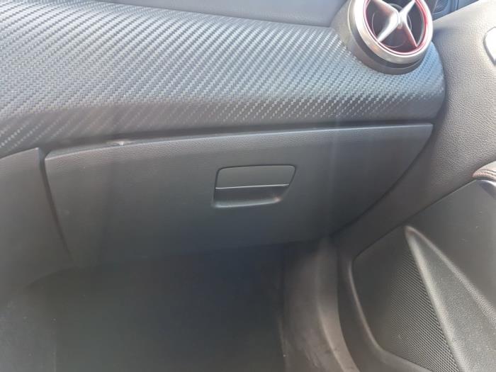 Begagnade Handskfack Mercedes A (W176) 1.6 A-180 16V Pris € 75,00 Marginaltabell erbjuds av A-Team Automotive