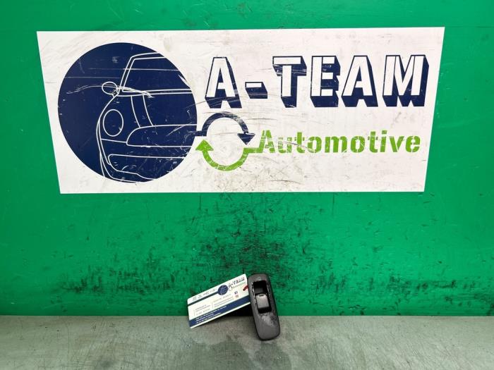 Usados Interruptor de ventanilla eléctrica Nissan Qashqai (J10) 2.0 16V 4x4 Precio € 19,99 Norma de margen ofrecido por A-team Automotive