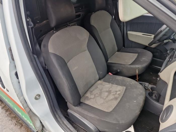 Używane Fotel prawy Dacia Dokker Express (8S) 1.5 dCi 75 Cena € 149,99 Procedura marży oferowane przez A-Team Automotive