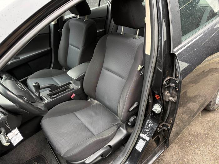Używane Fotel lewy Mazda 3 (BL12/BLA2/BLB2) 1.6i MZR 16V Cena € 99,99 Procedura marży oferowane przez A-team Automotive