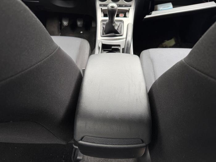 Używane Podlokietnik Mazda 3 (BL12/BLA2/BLB2) 1.6i MZR 16V Cena na żądanie oferowane przez A-team Automotive