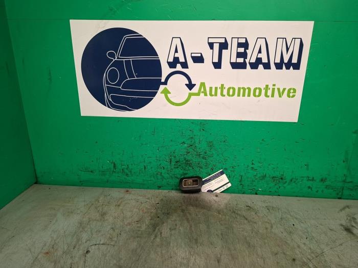 Usados Interruptor de ventanilla eléctrica Mercedes A (177.0) 1.3 A-180 Turbo 16V Precio € 9,99 Norma de margen ofrecido por A-team Automotive