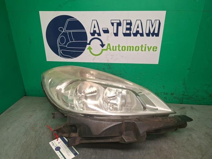 Używane Reflektor prawy Renault Clio III (BR/CR) 1.2 16V 75 Cena € 49,99 Procedura marży oferowane przez A-team Automotive