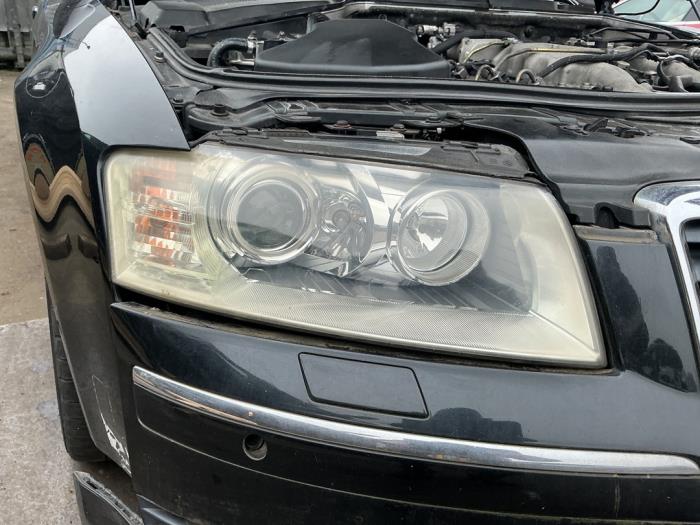 Używane Reflektor prawy Audi A8 (D3) 4.2 TDI V8 32V Quattro Cena € 249,99 Procedura marży oferowane przez A-Team Automotive