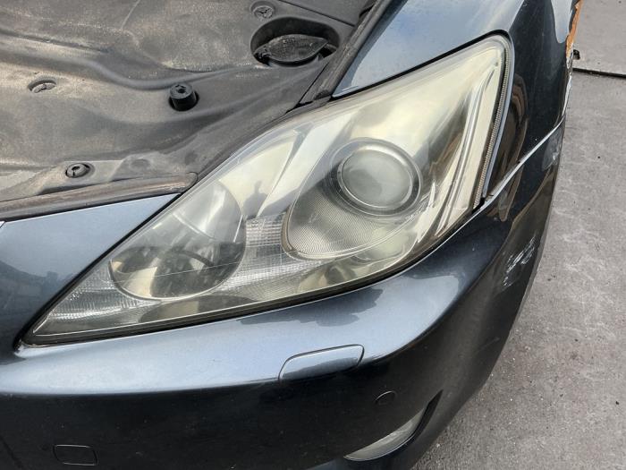 Używane Reflektor lewy Lexus IS (E2) 250 2.5 V6 24V Cena € 349,99 Procedura marży oferowane przez A-Team Automotive