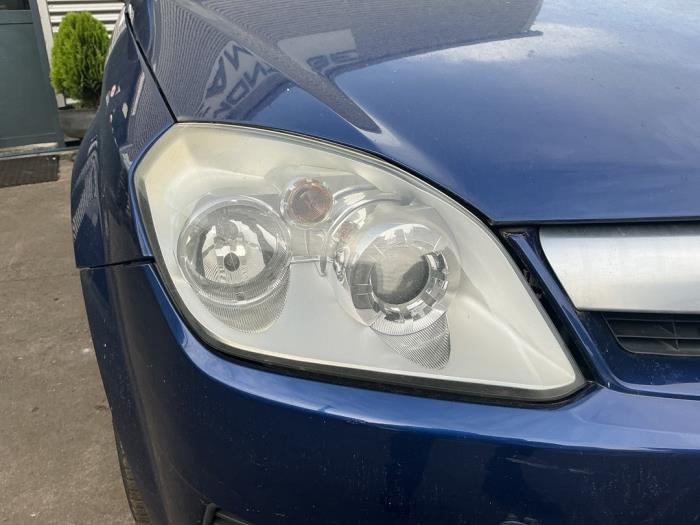 Używane Reflektor prawy Opel Tigra Twin Top 1.4 16V Cena € 99,99 Procedura marży oferowane przez A-Team Automotive
