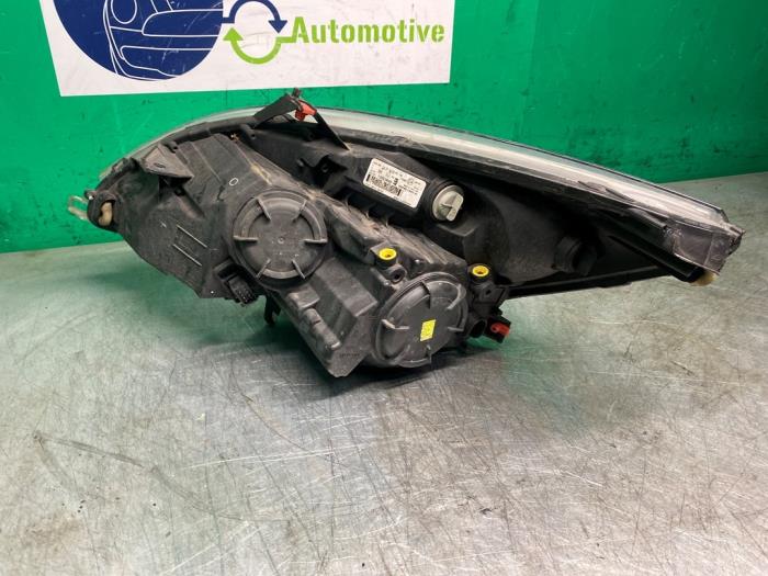 Używane Reflektor prawy Opel Meriva (B) 1.4 16V Ecotec Cena € 99,99 Procedura marży oferowane przez A-team Automotive