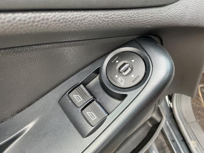 Usados Interruptor de ventanilla eléctrica Ford Fiesta 6 (JA8) 1.0 EcoBoost 12V 125 Precio € 14,99 Norma de margen ofrecido por A-Team Automotive