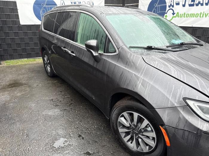 Używane Blotnik prawy przód Chrysler Pacifica 3.6 V6 24V Hybrid Cena na żądanie oferowane przez A-team Automotive