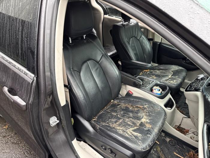 Używane Fotel prawy Chrysler Pacifica 3.6 V6 24V Hybrid Cena na żądanie oferowane przez A-team Automotive