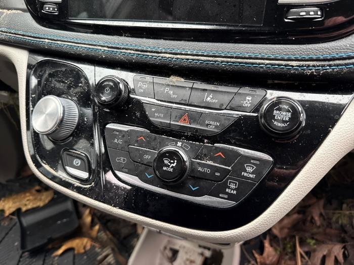 Begagnade Klimatpanel Chrysler Pacifica 3.6 V6 24V Hybrid Pris på förfrågan erbjuds av A-team Automotive
