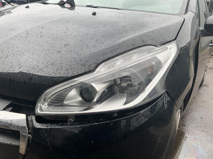 Używane Reflektor lewy Peugeot 208 I (CA/CC/CK/CL) 1.2 Vti 12V PureTech 82 Cena € 349,99 Procedura marży oferowane przez A-Team Automotive