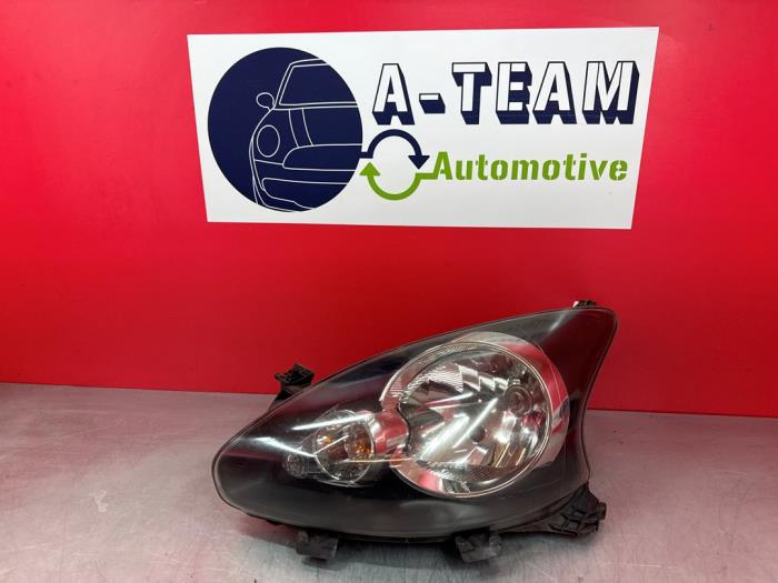 Używane Reflektor lewy Toyota Aygo (B10) 1.0 12V VVT-i Cena € 69,99 Procedura marży oferowane przez A-Team Automotive