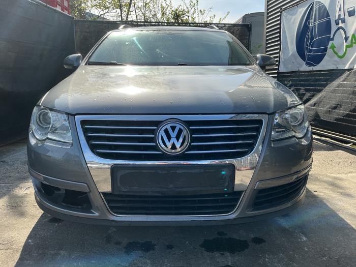 Begagnade Grill Volkswagen Passat Variant (3C5) 2.0 TFSI/TSI 16V Pris € 249,99 Marginaltabell erbjuds av A-Team Automotive