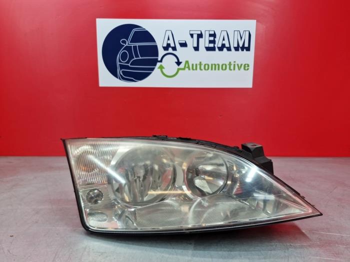 Używane Reflektor prawy Ford Mondeo III 1.8 16V Cena na żądanie oferowane przez A-Team Automotive