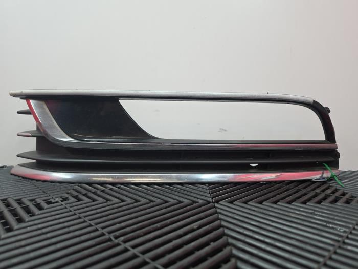 Begagnade Grill Volkswagen Passat Variant (365) 1.4 TSI 16V Pris € 59,99 Marginaltabell erbjuds av A-Team Automotive
