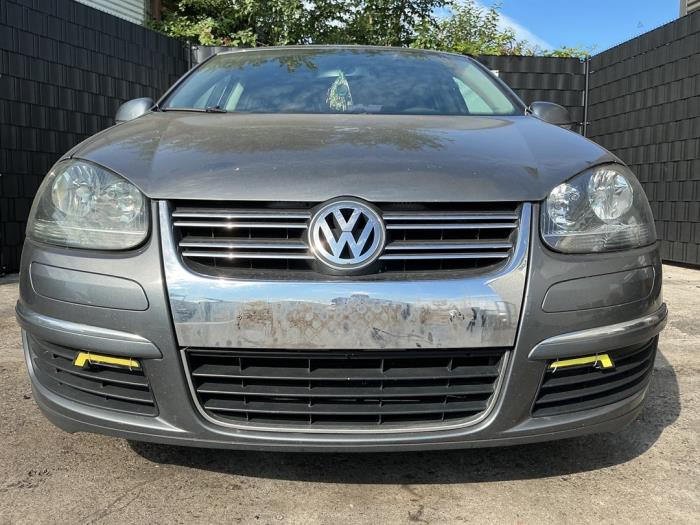 Używane Grill Volkswagen Jetta III (1K2) 1.6 FSI 16V Cena € 249,99 Procedura marży oferowane przez A-Team Automotive