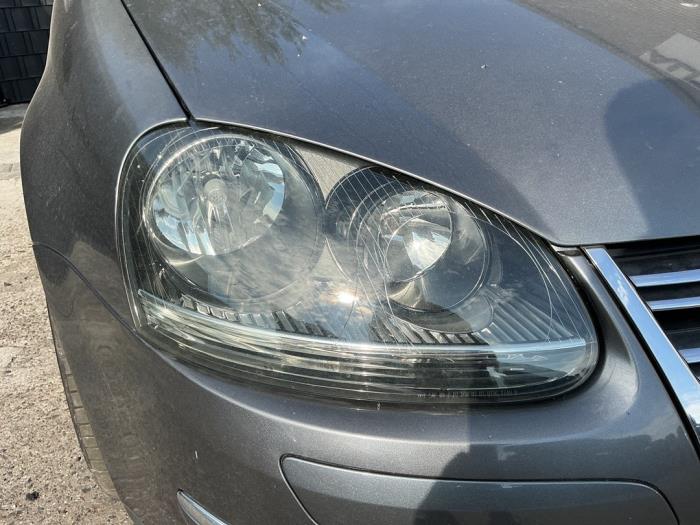 Używane Reflektor prawy Volkswagen Jetta III (1K2) 1.6 FSI 16V Cena € 49,99 Procedura marży oferowane przez A-Team Automotive