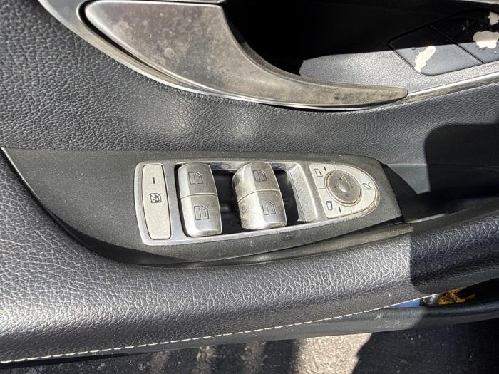 Usados Interruptor de ventanilla eléctrica Mercedes E Estate (S213) E-200d 2.0 Turbo 16V Precio € 49,99 Norma de margen ofrecido por A-team Automotive