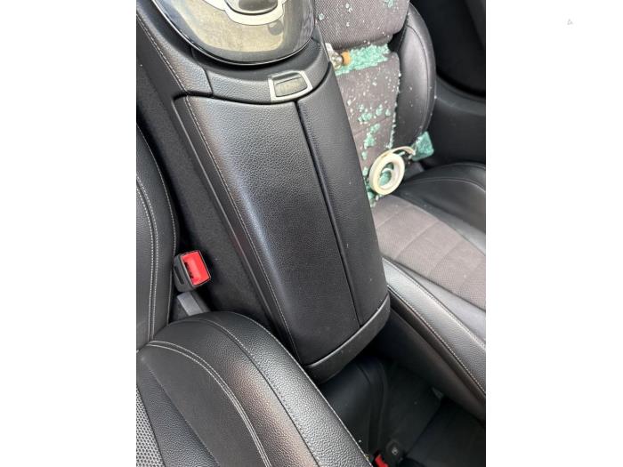 Begagnade Armstöd Mercedes E Estate (S213) E-200d 2.0 Turbo 16V Pris € 249,99 Marginaltabell erbjuds av A-team Automotive