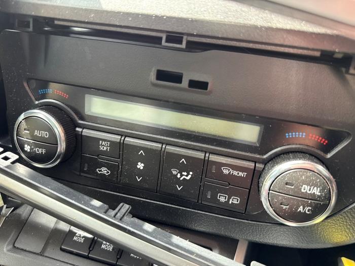 Używane Panel climatronic Toyota Auris Touring Sports (E18) 1.8 16V Hybrid Cena € 74,99 Procedura marży oferowane przez A-team Automotive