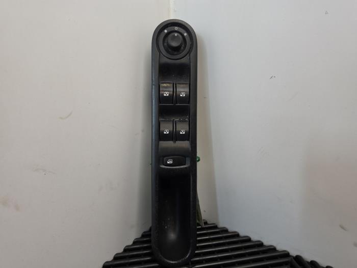 Usados Interruptor de ventanilla eléctrica Renault Espace (JK) 2.0 dCi 16V 150 FAP Precio € 39,99 Norma de margen ofrecido por A-Team Automotive