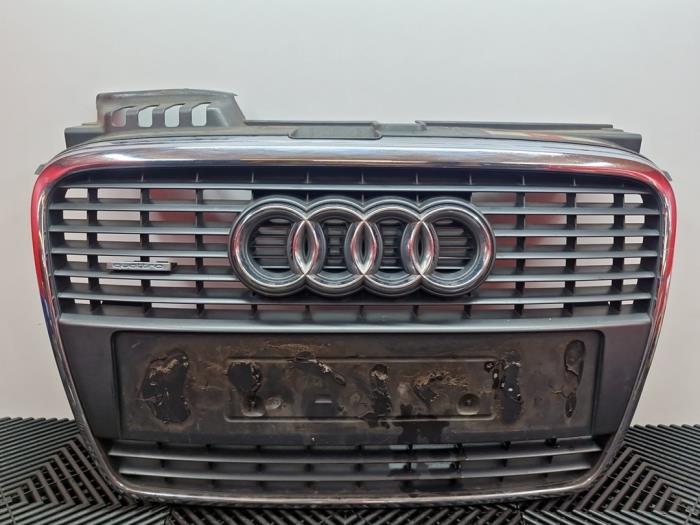 Używane Grill Audi A4 Avant (B7) 2.0 TFSI 20V Quattro Cena € 149,99 Procedura marży oferowane przez A-Team Automotive