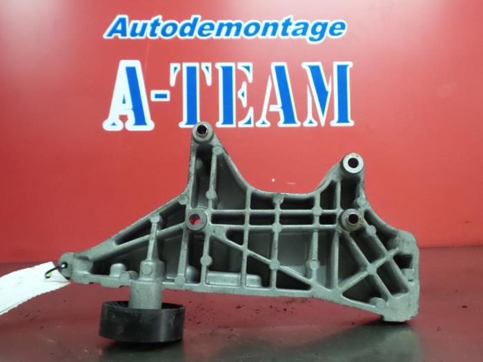 Usagé Support dynamo bas Fiat 500 (312) 0.9 TwinAir 85 Prix € 29,99 Règlement à la marge proposé par A-Team Automotive