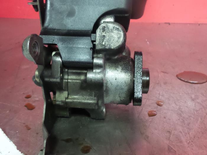 Power steering pump from a BMW 3-Serie 2004