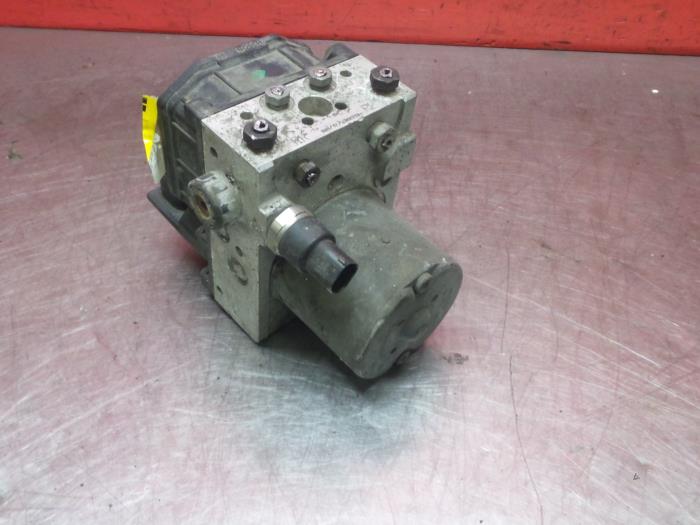 ABS pump from a Fiat Stilo (192A/B) 1.8 16V 3-Drs. 2002