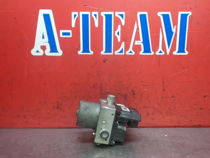 Usagé Pompe ABS Ford Mondeo III Wagon 1.8 16V SCI Prix € 49,99 Règlement à la marge proposé par A-Team Automotive