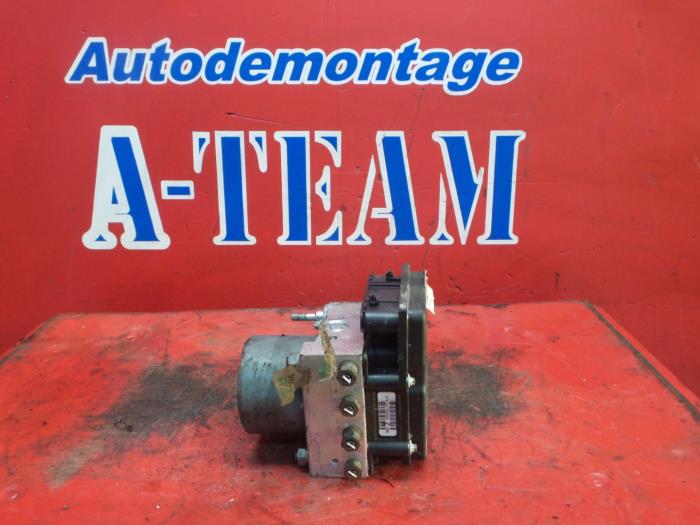 ABS pump from a Fiat Stilo (192A/B) 1.6 16V 3-Drs. 2004
