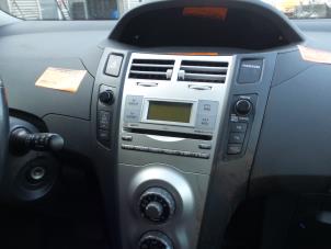Używane Radioodtwarzacz CD Toyota Yaris II (P9) 1.3 16V VVT-i Cena € 69,99 Procedura marży oferowane przez A-Team Automotive Rotterdam