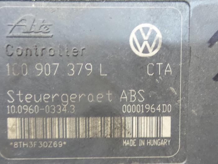 ABS Pumpe van een Volkswagen Golf IV (1J1) 1.9 TDI 100 2003