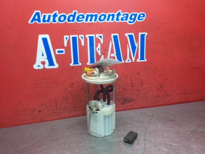 Petrol pump from a Fiat Stilo (192A/B) 1.6 16V 3-Drs. 2004
