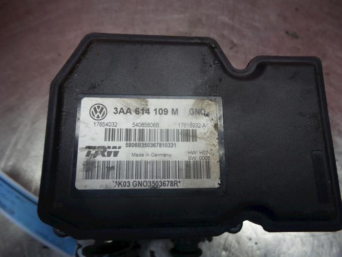 ABS Pumpe van een Volkswagen Passat Variant (365) 1.6 TDI 16V Bluemotion 2011